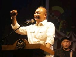 Bupati Ketapang Serahkan Piagam Penghargaan Pada Acara Pesta Rakyat