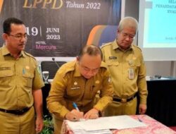Sekda Mewakili Bupati Ketapang meneken berita acara hasil Evaluasi Penyelenggaraan Pemerintahan Daerah (EPPD)
