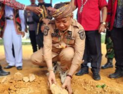 Sekda Ketapang Letakkan Batu Pertama Pembangunan Rumah Adat Dayak Kecamatan Tayap
