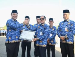 Sekda Ketapang Alexander Wilyo Pimpin Apel Sekaligus Berikan Piagam Penghargaan Kepada Asisten III Setda