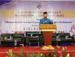 Pemda Beri Piagam Penghargaan ke AJK  KETAPANG, SP – Pemerintah Daerah (Pemda) Ketapang memberikan piagam penghargaan kepada Aliansi Jurnalis Ketapang (AJK) sebagai wujud apresiasi Pemerintah Daerah dalam bermitra untuk penyebaluasan informasi pembangunan di Kabupaten Ketapang, Senin (17/7/2023).  Penyerahan piagam penghargaan diberikan langsung Sekretaris Daerah (Sekda) Ketapang, Alexander Wilyo, S.STP, M.Si usai membuka kegiatan Musyawarah Pengurus (Muspen) ke-1 AJK. Piagam penghargana diterima Ketua Aliansi Jurnalis Ketapang, Theo Bernadhi, S.Sos didampingi Sekretaris AJK, Abdul Salim, S.Pd.I   Dalam kesempatan tersebut, Sekda mengucapkan selamat atas terselenggaranya Muspen ke-1 AJK, diakuinya dirinya senang dengan tema Muspen AJK yakni memperkokoh fondasi organsiasi menuju pers profesional.  “Saya senang dengan tema yang rekan-rekan AJK angkat, ini menyangkut tentang profesionalitas. Kami pun pihak pemerintah daerah terus bergerak dalam meningkatkan profesionalitas, terus mengasah kemampuan pribadi dan jajaran pemerintahan,” katanya.  Sekda mengaku kalau Pemda Ketapang mendukung hadirnya media massa termasuk di dalamnya rekan-rekan yang tergabung dalam AJK.  “Kami dari Pemerintah Kabupaten Ketapang sangat merasakan peran media dalam berkontribusi membangun Kabupaten Ketapang, dengan media kita bisa menyampaikan informasi pembangunan dan edukasi kepada masyarakat,” tuturnya.  Sebagai bentuk apresiasi, diakuinya Pemda Ketapang memberi piagam penghargaan kepada AJK sebagai mitra kerja dan wujud apresiasi Pemda dalam penyebarluasan informasi.  “Semoga rekan-rekan jurnalis di ketapang termasuk AJK dapat terus menyampaikan informasi secara profesional dan berimbang sehingga dapat membantu mencerdaskan masyarakat Ketapang,” tuturnya.  Sementara itu, Ketua AJK Ketapang, Theo Bernadhi mengaku senang dengan apresiasi yang diberikan Pemda Ketapang kepada pihaknya, namun diakuinya piagam penghargaan tersebut tentu harus menjadi motivasi buat dirinya dan para anggota untuk terus bekerja secara profesional dan memberi dampak positif bagi banyak orang.  “Piagam ini tentu menjadi motivasi kami untuk terus bekerja dengan baik dan tidak jumawa atas apa yang telah diraih, karena di era digitalisasi tentu tangangan rekan-rekan pers untuk profesional semakin besar, terlebih Ketapang merupakan tempat subur untuk para pihak yang mengklaim diri sebagai Jurnalis namun mengabaikan kode etik jurnalis dalam bekerja,” katanya.  Theo meminta dukungan semua pihak untuk tidak hanya mensuport berbagai kegiatan AJK tetapi juga memberi saran dan kritik membangun agar AJK dapat terus eksis tidak hanya sebagai wadah silaturahmi rekan-rekan pers tapi juga sebagai wadah yang memberikan dampak positif bagi daerah dan masyarakat Ketapang secara umum. (*)