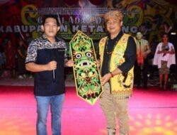 Sekda Ketapang Mendapatkan Hadiah Perisai Dari Hendri Wijaya