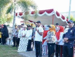 Dalam Rangka HUT Ke – 78 RI, Wakil Bupati Ketapang, Melepas Para Peserta Jalan Santai Di Kecamatan Benua Kayong