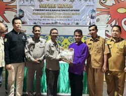 MEWAKILI BUPATI KETAPANG, STAFF AHLI BUPATI SERAH PAKET NATAL KEPADA UMAT KRISTIANI DI 5 KECAMATAN