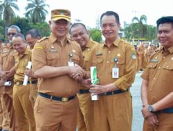 Pimpin Apel Pagi setelah libur Imlek, Sekda Ketapang beri sejumlah penghargaan