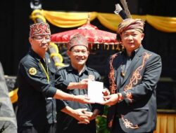 Patih Jaga Pati Menerima Lounching Buku Sumpah Kedaulatan Dayak