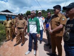Bupati Ketapang Tinjau langsung Pembangunan Jalan Program CSR Kecamatan Jelai Hulu