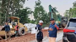 Ruas Jalan Tumbang Titi – Jelai Hulu Kembali Ditingkatkan, Bupati Ketapang Meninjau Langsung Ke Titik Pengerjaan