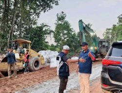 Ruas Jalan Tumbang Titi – Jelai Hulu Kembali Ditingkatkan, Bupati Ketapang Meninjau Langsung Ke Titik Pengerjaan