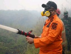 Maju Ke Garis Depan, Bupati Ketapang Turut Melakukan Proses Pemadaman Karhutla