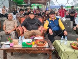 Di Sela Kunjungan Kerja, Bupati Ketapang Alexander Wilyo Hadiri Final Voli Putri di Desa Belaban